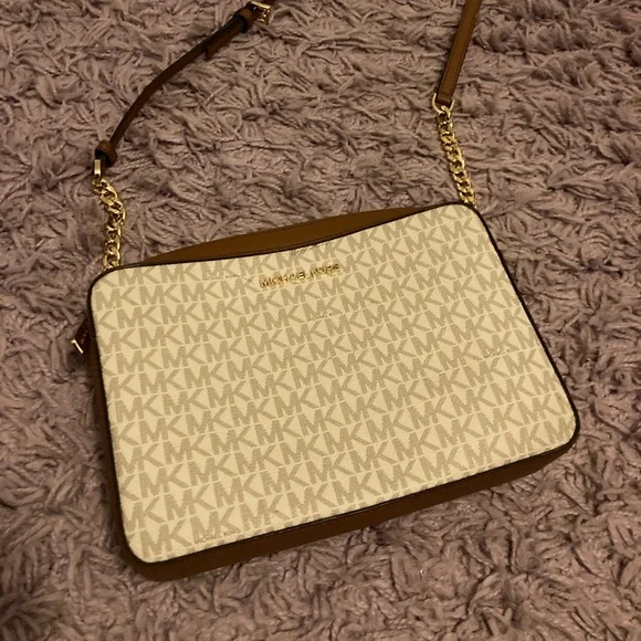 Michael Kors Crossbody purse - Picture 1 of 3